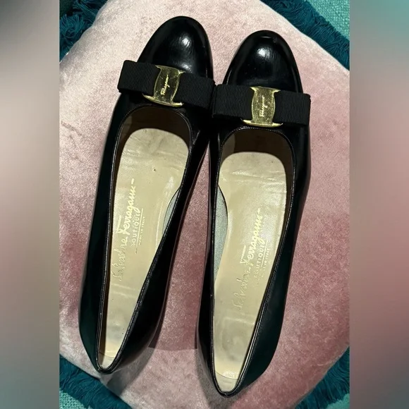 SALVATORE FERRAGAMO VARA BOW LEATHER LOW PUMPS, BLACK PATENT LEATHER, SIZE 9.5 - Picture 10 of 16